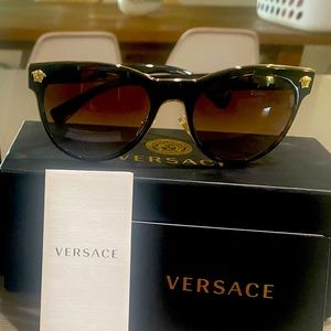 Versace Medusa mod: 2198 sunglasses